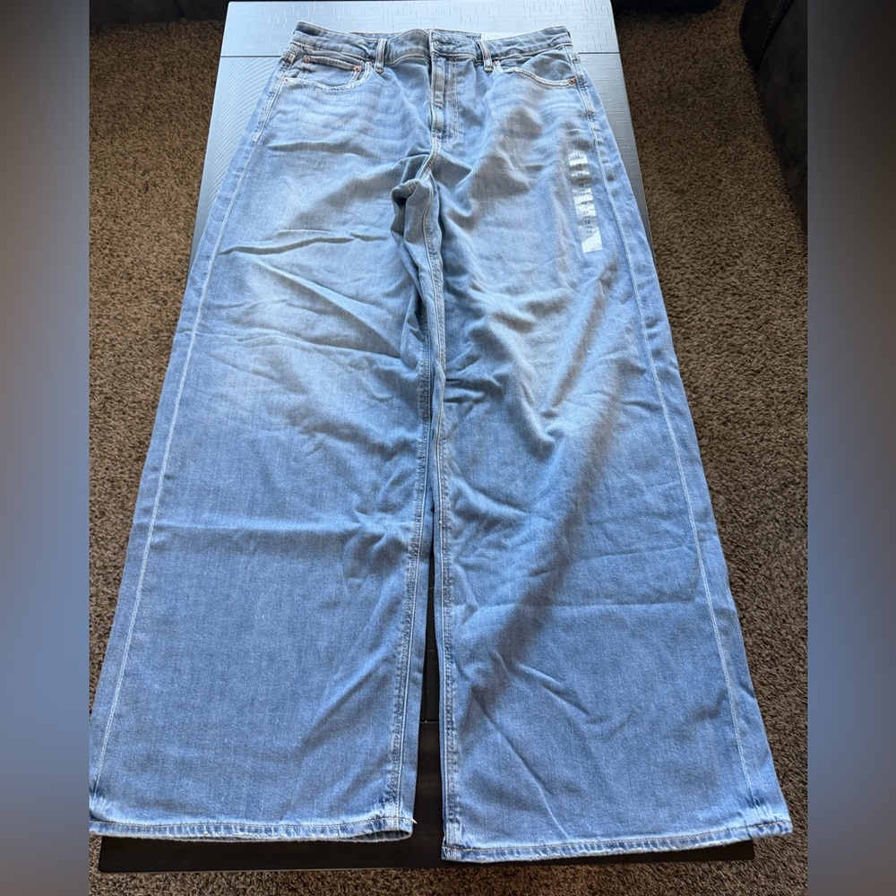 American Eagle Women size 12- 31” Length. Super high rise baggy wide leg jean